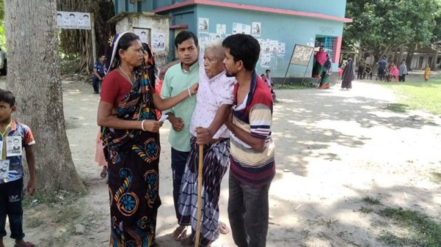 প্যারালাইজড স্বামীকে নিয়ে ভোটকেন্দ্রে স্ত্রী