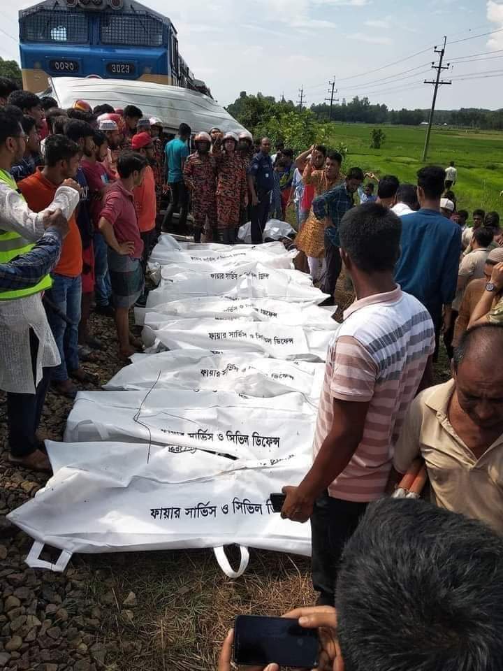 মীরসরাইয়ে মাইক্রোবাসে ট্রেনের ধাক্কা, নিহত ১১