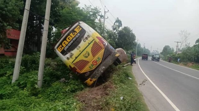  বাসে ডাকাতি, লুটপাট শেষে নারী যাত্রীকে ধর্ষণ