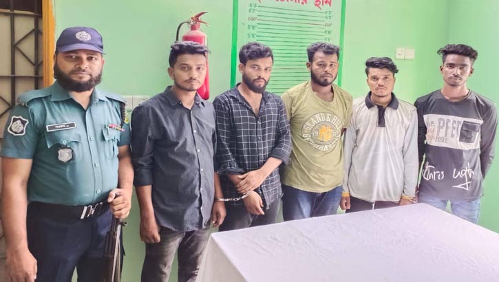  বাস থামিয়ে মেয়রের পিএসকে অপহরণের চেষ্টা, আটক  ৫ 