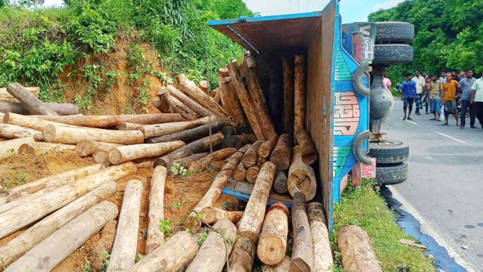   কাঠবোঝাই ট্রাক উল্টে খাগড়াছড়িতে নিহত ২