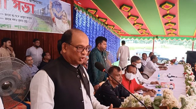 রেল তো সোজা চলে এর সঙ্গে কারও ধাক্কা লাগার কথা নয়: রেলমন্ত্রী