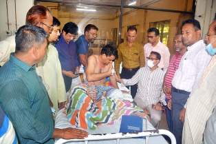 সাবেক চেয়ারম্যান হুমায়ুন কবির ও জিসানকে দেখতে গেলেন ডা. শাহাদাত 