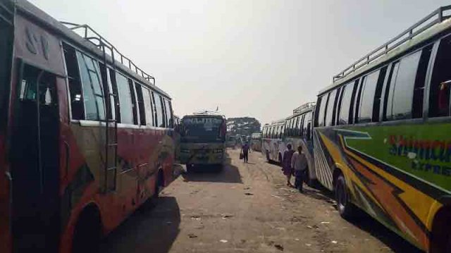 খুলনায় পূর্ব ঘোষণা অনুযায়ী সকাল থেকে বাস চলাচল বন্ধ 