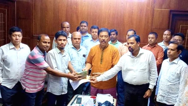 মায়ের চিকিৎসায় ৬ লাখ টাকা অনুদান পেলেন মামুন