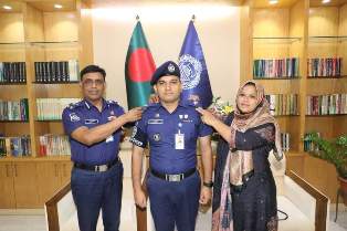 চবির মোহাম্মদ নাজমুর রায়হানসহ ডিএমপির ১১ জন অতিরিক্ত পুলিশ সুপার পরেছেন র‌্যাঙ্ক ব্যাজ