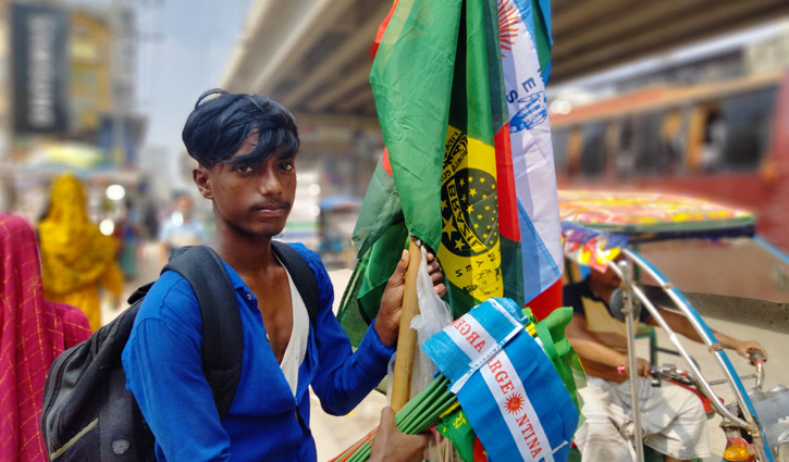 বেড়েছে পতাকা বিক্রি: ফুটবল বিশ্বকাপের বাকি ৩২ দিন