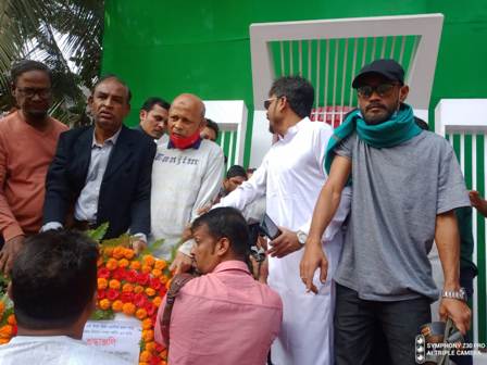 রাউজান উপজেলা ও পৌরসভা বিএনপির উদ্যোগে পুষ্পস্তবক অর্পণ