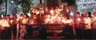 শহীদ মিনারে মোমবাতি জ্বলিয়ে শহীদ মুক্তিযোদ্ধাদের স্মরণ 