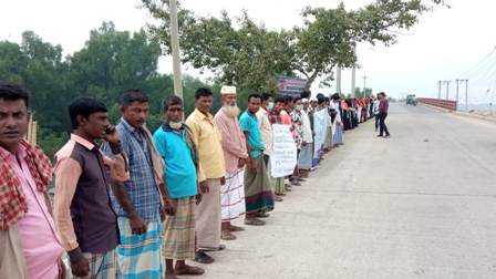 সুপেয় পানির দাবিতে চকরিয়ায় ওয়াটার মার্চ ও নারী-পুরুষের মানব বন্ধন অনুষ্ঠিত