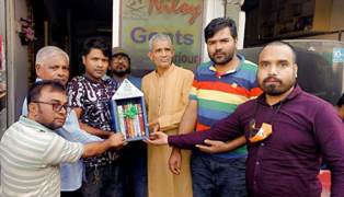 ‘সেলুন পাঠাগার বিশ্বজুড়ে’ এখন ফিরোজ শাহ আবাসিক এলাকায়