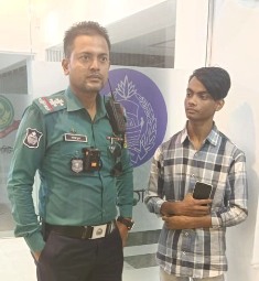 চট্টগ্রাম নগরীতে মোবাইলসহ ছিনতাইকারী আটক করলো সার্জেন্ট নাজমুল