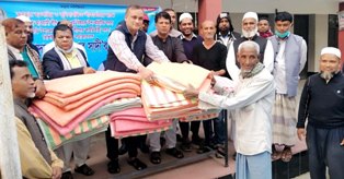 ফটিকছড়িতে অসহায় শীতার্ত পরিবারের মাঝে শীতবস্ত্র বিতরণ করেন আওয়ামী লীগ নেতা সাদী