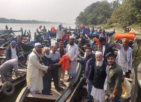 তথ্যমন্ত্রীর কম্বল পেয়ে নৌকার মাঝিদের মুখে হাসির ঝিলিক