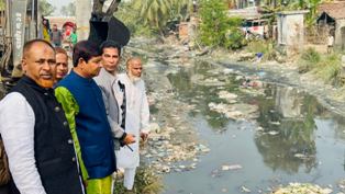 মহেশ খালে চলমান মাটি উত্তোলন কার্যক্রম পরিদর্শনে ভারপ্রাপ্ত মেয়র