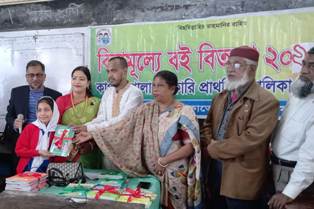 কাপাসগোলা বালিকা সরকারী প্রাথমিক বিদ্যালয়ে শিক্ষার্থীদের মাঝে নতুন পাঠ্যবই বিতরণ