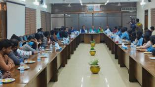 চারুকলা ইন্সটিটিউটের ক্যাম্পাসের বন্ধ থাকা ফটক খুলে শিক্ষার্থীদের যৌক্তিক দাবী পূরণে শিক্ষামন্ত্রীর আশ্বাস
