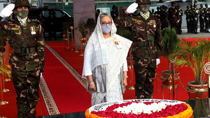 বঙ্গবন্ধুর প্রতিকৃতিতে প্রধানমন্ত্রীর শ্রদ্ধা