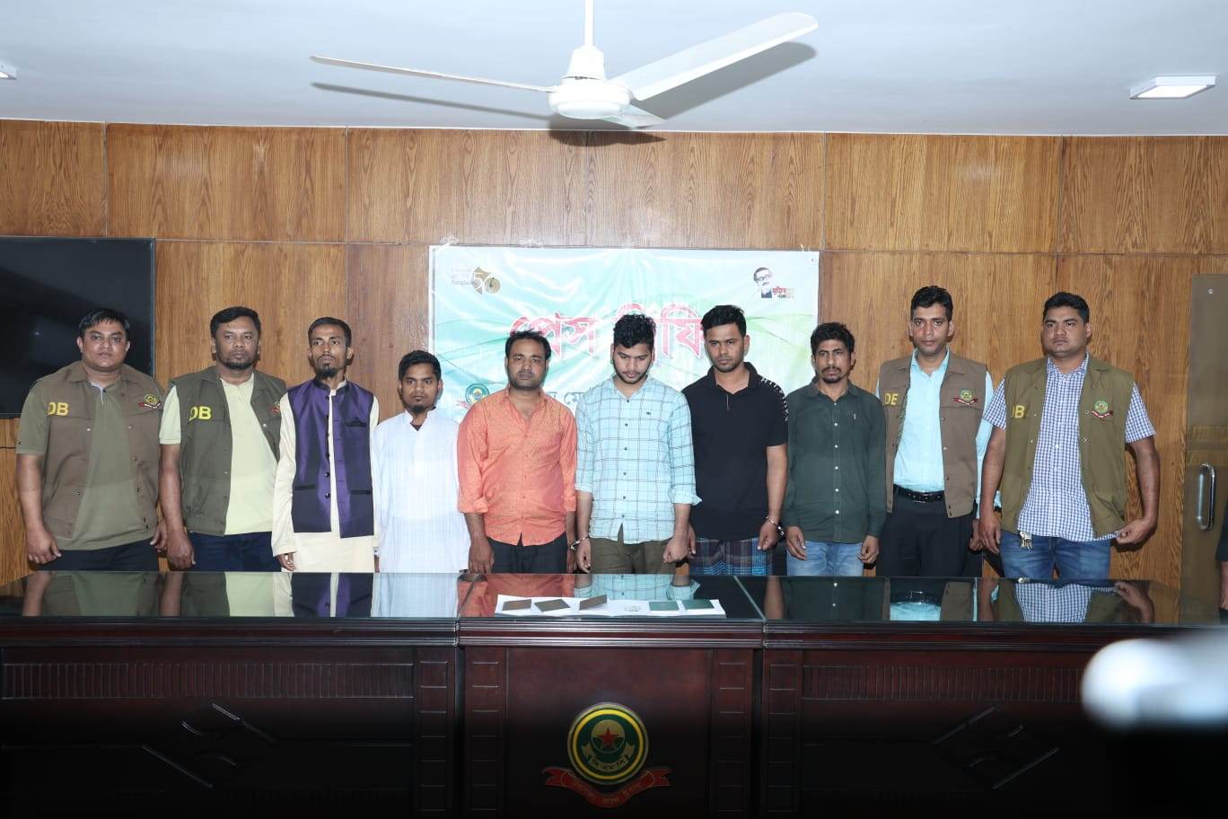 অবৈধ পাসপোর্ট তৈরী চক্রের ৪জনসহ আটক ৬