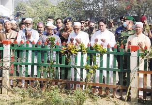  মিঠামইনে পারিবারিক কবরস্থানে রাষ্ট্রপতির মোনাজাত