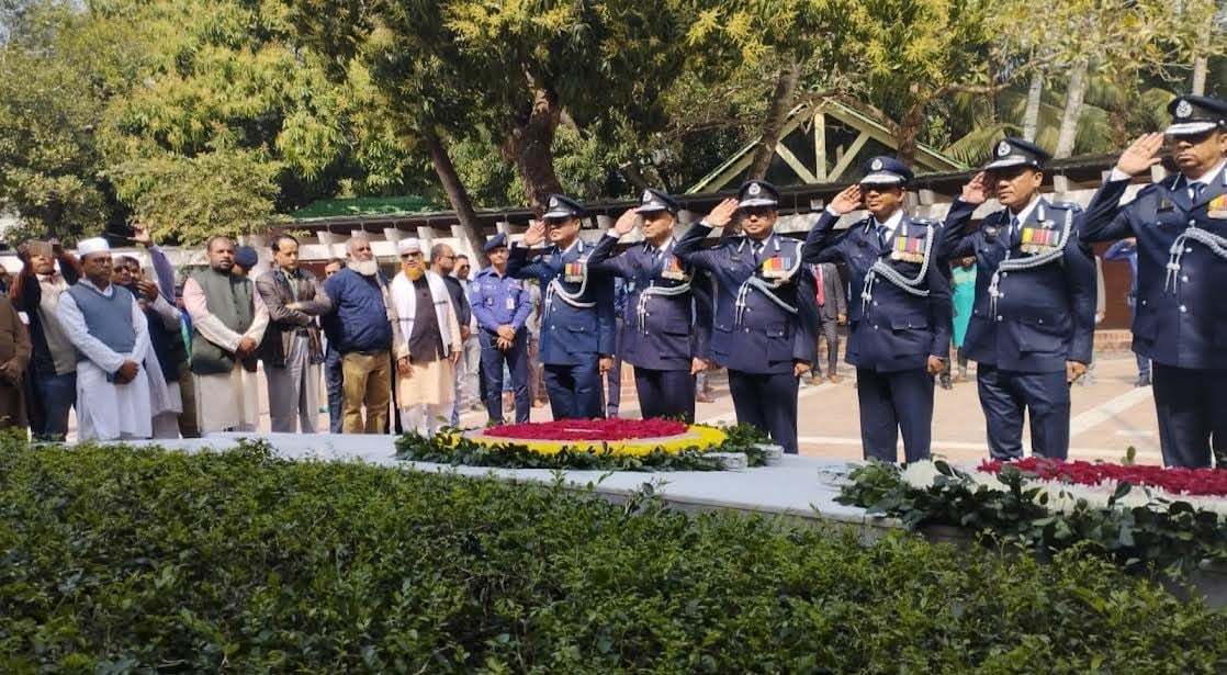 টুঙ্গিপাড়ায় বঙ্গবন্ধুর সমাধিতে ছয় অতিরিক্ত আইজিপি'র শ্রদ্ধা