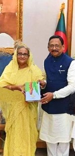 প্রধানমন্ত্রীকে বই উপহার দিলেন চসিক মেয়র