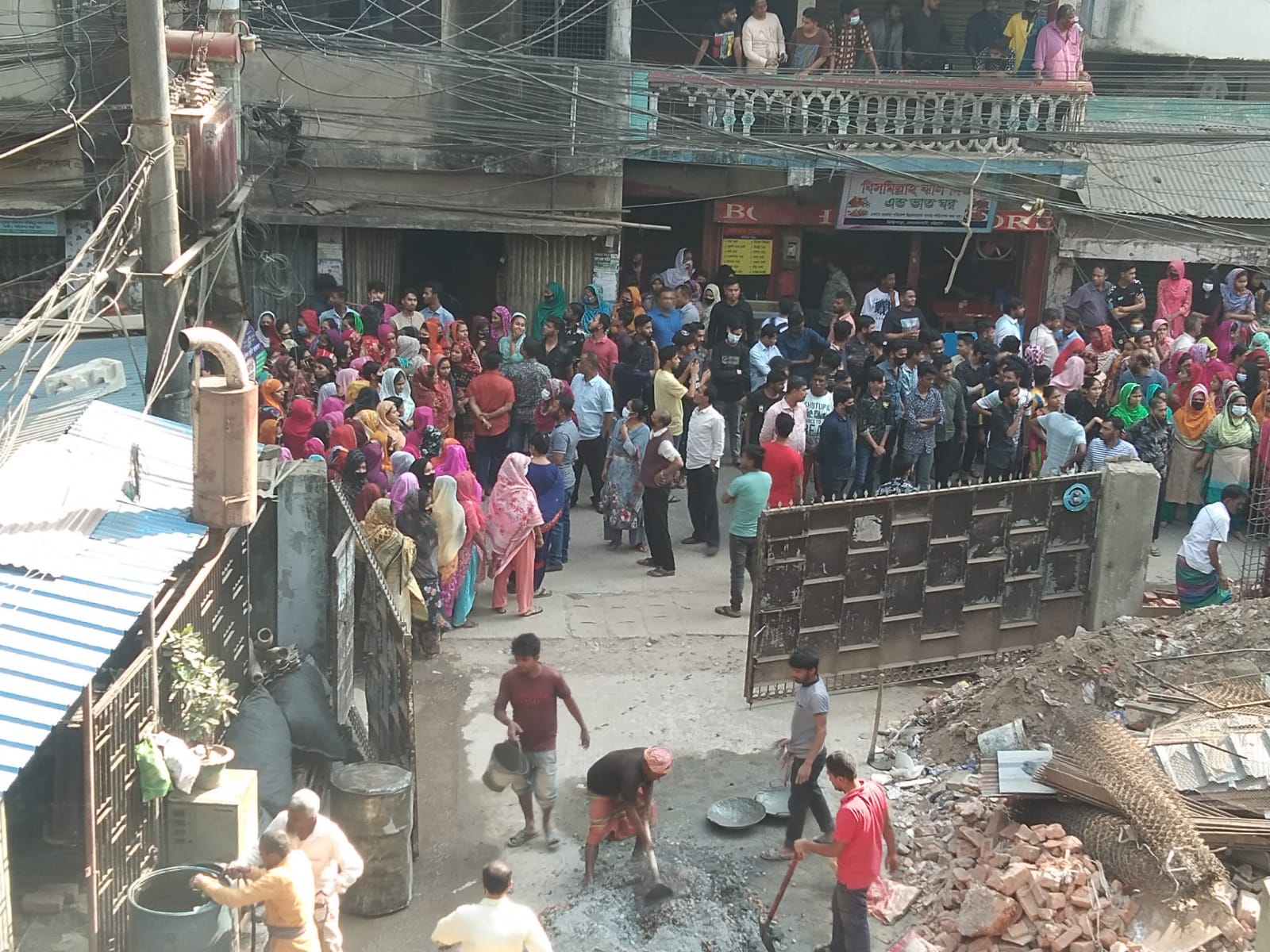 নগরীর ডেলমাস গার্মেন্টসে সন্ত্রাসীদের হামলা, প্রতিবাদে বিক্ষুব্ধ শ্রমিক