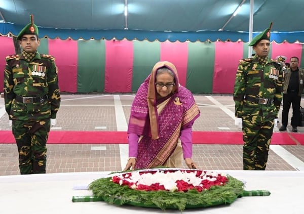  টুঙ্গিপাড়ায় বঙ্গবন্ধুর সমাধিতে প্রধানমন্ত্রীর শ্রদ্ধা নিবেদন