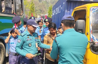 টাইগারপাস মোড়ে গাড়ির ডকুমেন্ট চেকিং কার্যক্রম