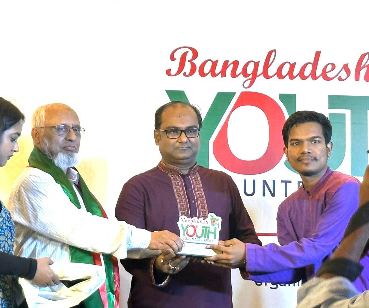 বাংলাদেশ ইয়ুথ ভলেন্টিয়ার এওয়ার্ড পেলেন দূর্বার তারুণ্যের আবিদ