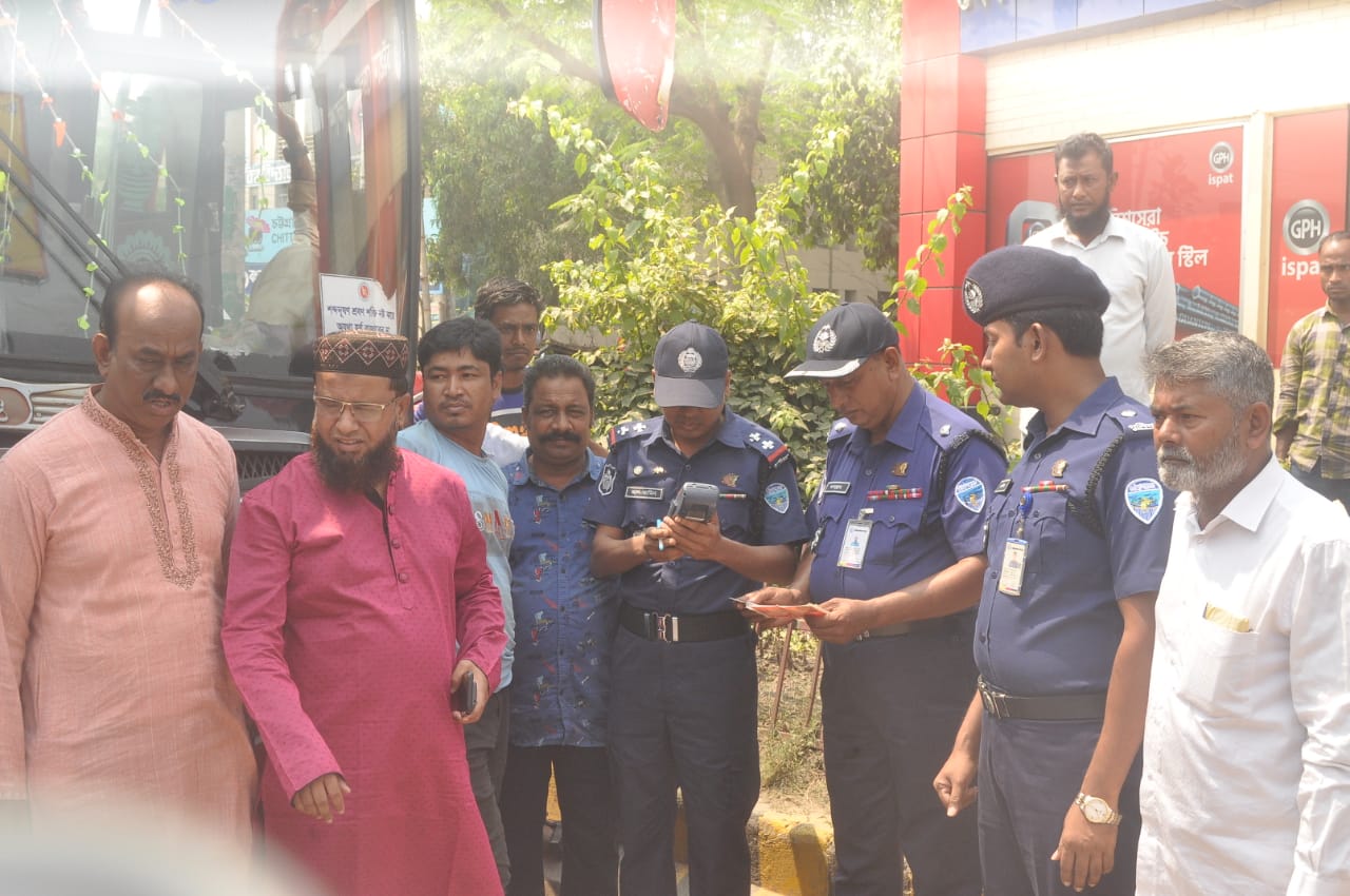 চট্টগ্রাম জেলা ট্রাফিকের বিশেষ অভিযানে ৫৩ মামলা ১৭ গাড়ি আটক ও ৫লক্ষ টাকা জরিমানা