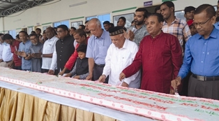 জাতির পিতার ১০৩তম জন্মবার্ষিকীতে ১০৩ ফুট লম্বা কেক কাটলেন মনজুর আলম
