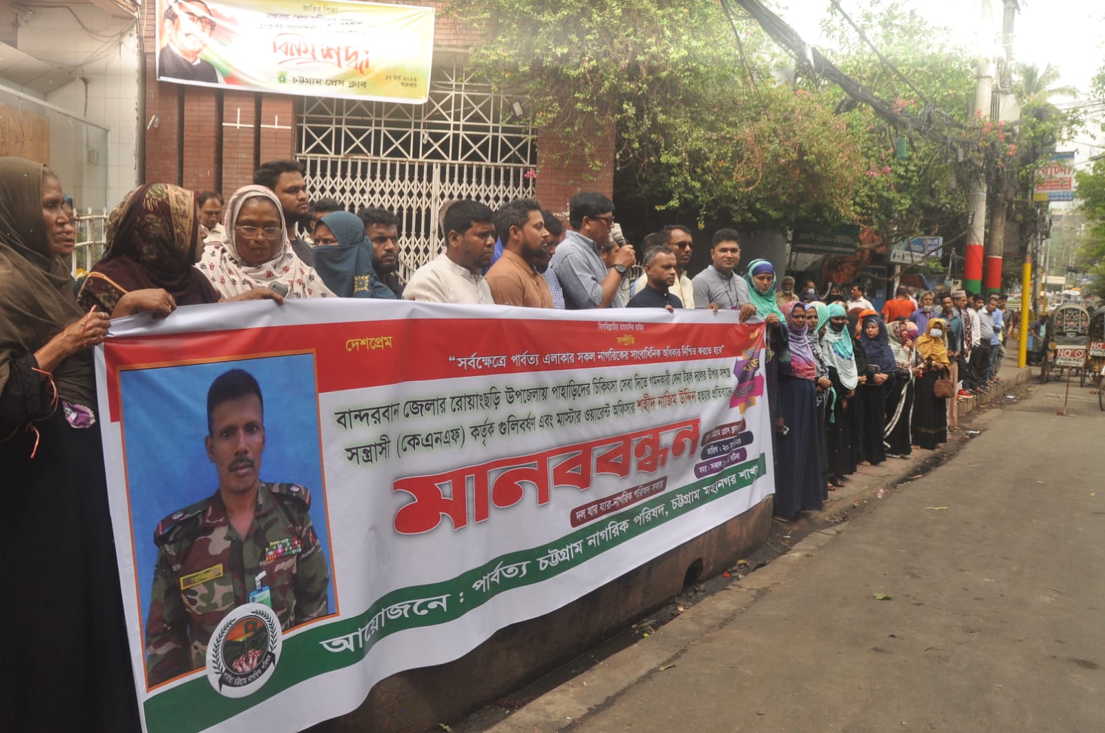 খুনির গাড়িতে জাতীয় পতাকা