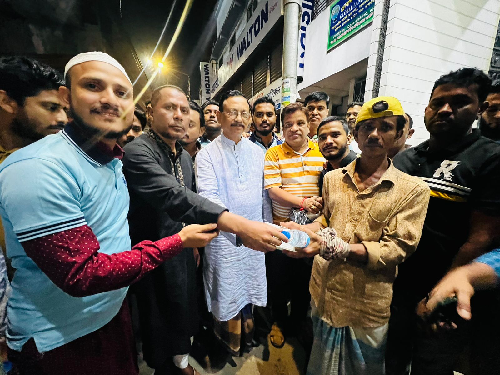 সেহরি নিয়ে পথচারীদের পাশে চসিক মেয়র