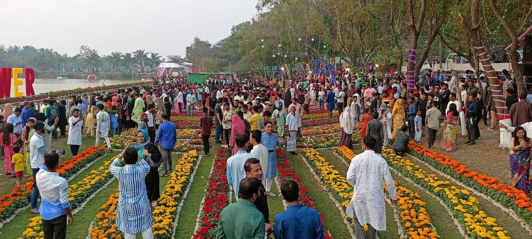 সীতাকুণ্ডে ডিসি ফ্লাওয়ার পার্কে ফুলে ফুলে ভরা বাগান,মুখরিত দর্শণার্থীরা