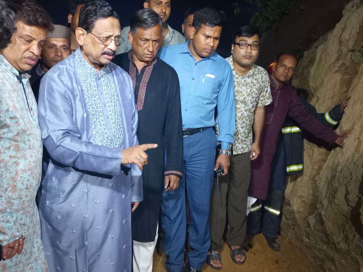 আকবরশাহতে পাহাড়ধ্বসের পুনরুদ্ধার তদারকি করছেন চসিক মেয়র