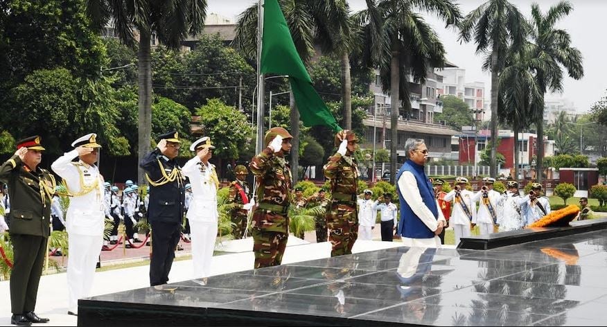  সশস্ত্র বাহিনীর শহীদদের প্রতি রাষ্ট্রপতির শ্রদ্ধা নিবেদন