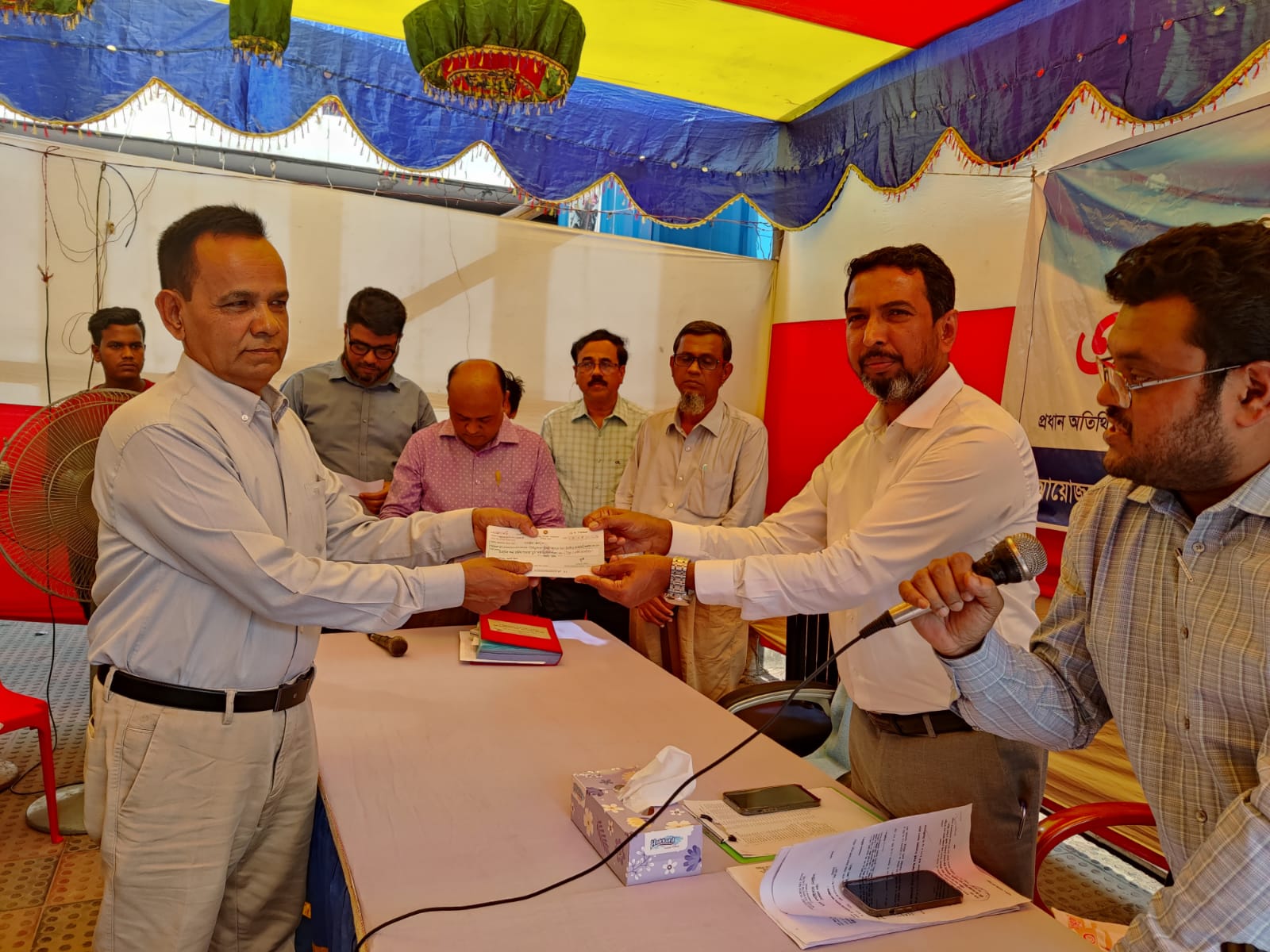 সুশাসন ও স্বচ্ছতা নিশ্চিতকরণে মাঠ পর্যায়ে অধিগ্রহণকৃত ভূমির  ক্ষতিপূরণের চেক বিতরণ করছি: জেলা প্রশাসক