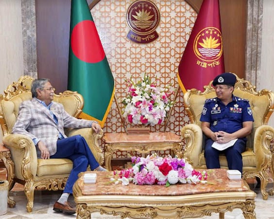  পুলিশকে আরো জনবান্ধব হওয়ার নির্দেশ রাষ্ট্রপতির