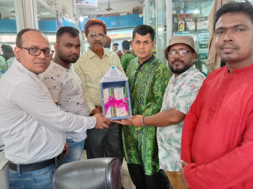 ‘সেলুন পাঠাগার বিশ্বজুড়ে’ এখন ডবলমুরিংয়ের মনছুরাবাদে