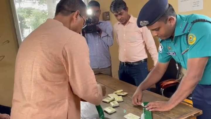 কর্ণফলীতে ৮কোটি টাকার স্বর্ণ উদ্ধার : আটক ৪