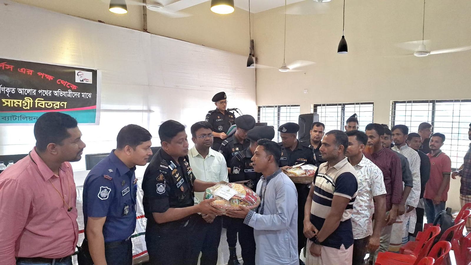 র‍্যাবে আত্মসমর্পণকারীদের মাঝে ঈদ উপহার সামগ্রী বিতরণী
