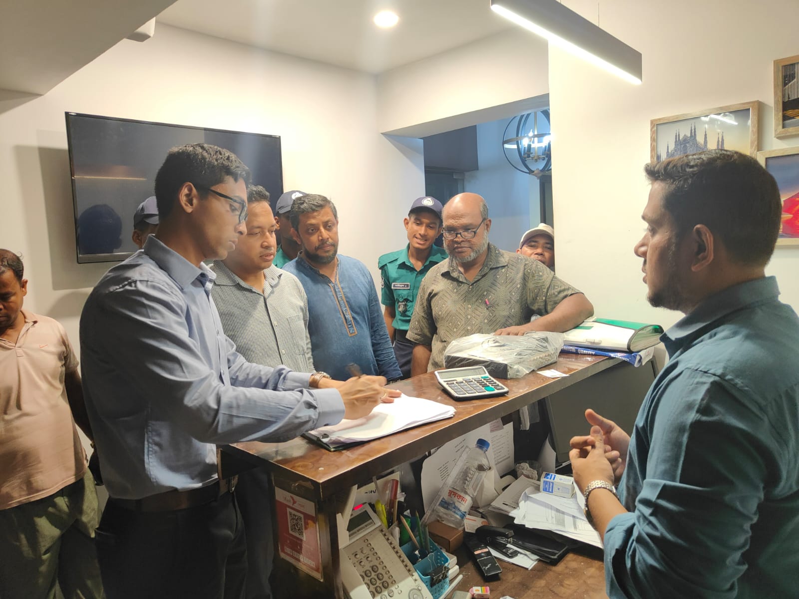 এলিট পার্ক হোটেলে অসামাজিক কার্যকলাপ : হোটেল তালাবদ্ধ
