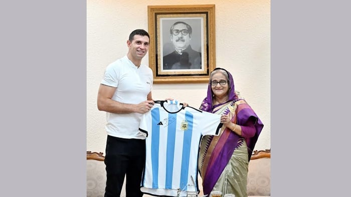 প্রধানমন্ত্রীর সঙ্গে আর্জেন্টিনার বিশ্বকাপ জয়ী গোলরক্ষক মার্টিনেজের সাক্ষাৎ
