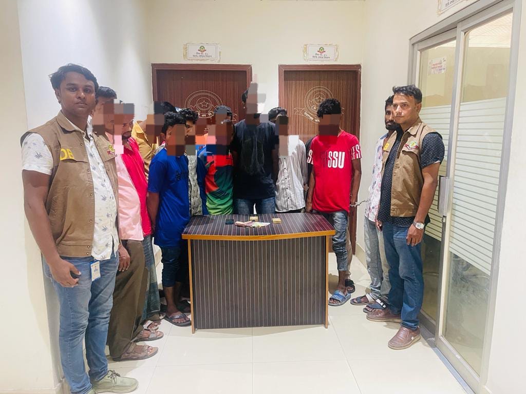 বন্দর ও পশ্চিম ডিবির অভিযানে  জুয়া সরঞ্জাম ও টাকাসহ আটক ১৩