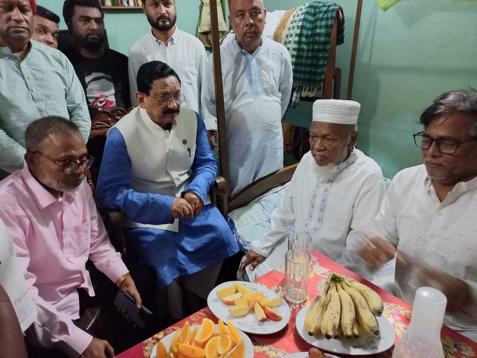বায়েজিদ আ-লীগ সভাপতি খলিলুর রহমানের চিকিৎসার খোঁজ নেন মেয়র
