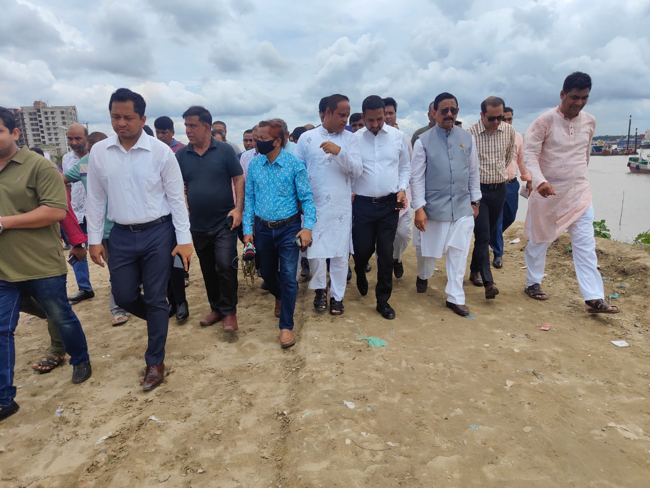 কর্ণফুলী নদীর তীরে পার্ক ও খেলার মাঠ