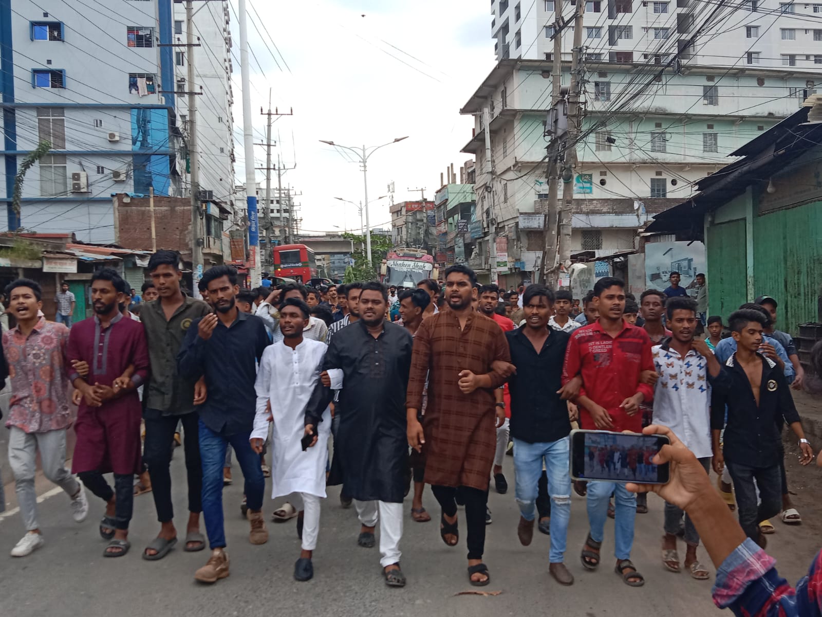 মহিউদ্দিন বাচ্চুর নিবাচনী কাযালয়ে বিএনপি’র হামলার প্রতিবাদে সেচ্ছাসেবক ও ছাত্রলীগের বিক্ষোভ মিছিল