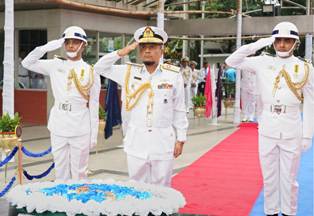 বঙ্গবন্ধুর প্রতিকৃতি ও শিখা অনির্বাণে শ্রদ্ধা নিবেদন  নবনিযুক্ত নৌবাহিনী প্রধানের   