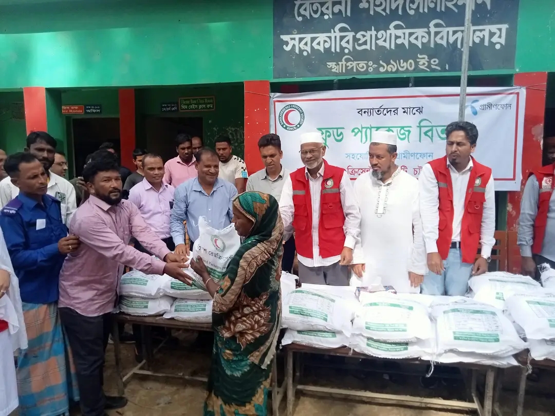 সাতকানিয়ায় বন্যায় ক্ষতিগ্রস্থদের রেড ক্রিসেন্ট চট্টগ্রাম জেলার ত্রাণ বিতরণ